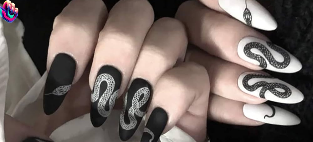 Trendy Black Snake Print Nails